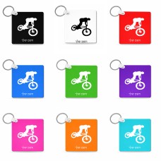 מחזיק מפתחות בצורת ריבוע בעיצוב אישי עם השם שלך בעיצוב רוכב אופניים גודל המחזיק 5 × 5 ס"מ