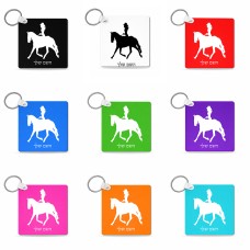 מחזיק מפתחות בצורת ריבוע בעיצוב אישי עם השם שלך בעיצוב קאוגירל - אישה גודל המחזיק 5 × 5 ס"מ