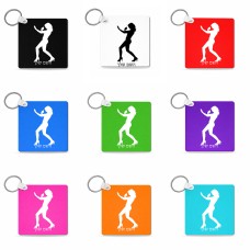 מחזיק מפתחות בצורת ריבוע בעיצוב אישי עם השם שלך בעיצוב אישה מגוננת גודל המחזיק 5 × 5 ס"מ