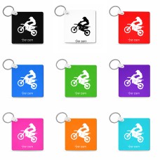 מחזיק מפתחות בצורת ריבוע בעיצוב אישי עם השם שלך בעיצוב מוטוקרוס גודל המחזיק 5 × 5 ס"מ