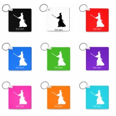 מחזיק מפתחות בצורת ריבוע בעיצוב אישי עם השם שלך בעיצוב סמוראי גודל המחזיק 5 × 5 ס"מ