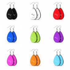 זוג עגילים בצורת טיפה בעיצוב אישי עם השם שלך בעיצוב פומה גודל העגילים 2.5 × 3.8 ס"מ