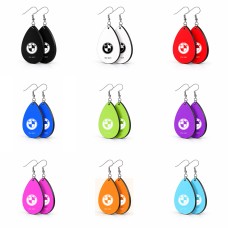 זוג עגילים בצורת טיפה בעיצוב אישי עם השם שלך בעיצוב ב.מ.וו גודל העגילים 2.5 × 3.8 ס"מ