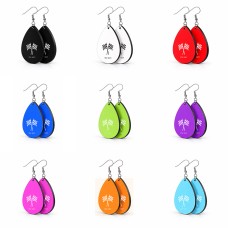 זוג עגילים בצורת טיפה בעיצוב אישי עם השם שלך בעיצוב דגל המירוץ גודל העגילים 2.5 × 3.8 ס"מ