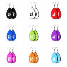 זוג עגילים בצורת טיפה בעיצוב אישי עם השם שלך בעיצוב אהבה גודל העגילים 2.5 × 3.8 ס"מ