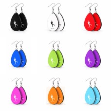 זוג עגילים בצורת טיפה בעיצוב אישי עם השם שלך בעיצוב שחקנית כדורגל - אישה גודל העגילים 2.5 × 3.8 ס"מ