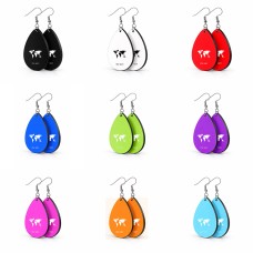 זוג עגילים בצורת טיפה בעיצוב אישי עם השם שלך בעיצוב מפת העולם גודל העגילים 2.5 × 3.8 ס"מ