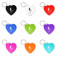 מחזיק מפתחות בצורת לב בעיצוב אישי עם השם שלך בעיצוב שחקנית כדורגל - אישה גודל המחזיק 5 × 5 ס"מ