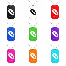 שרשרת דיסקיט מאלומיניום בעיצוב אישי עם השם שלך בעיצוב שפתיים - נשיקה גודל הדיסקיט 2.9 × 5 ס"מ