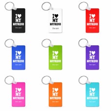 מחזיק מפתחות בצורת מלבן בעיצוב אישי עם השם שלך בעיצוב אוהבת את החבר שלי גודל המחזיק 6 × 4 ס"מ