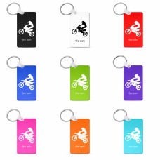 מחזיק מפתחות בצורת מלבן בעיצוב אישי עם השם שלך בעיצוב מוטוקרוס גודל המחזיק 6 × 4 ס"מ