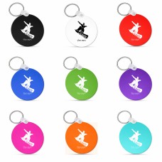 מחזיק מפתחות בצורת עיגול בעיצוב אישי עם השם שלך בעיצוב סנובורדיסט גודל המחזיק 5 × 5 ס"מ