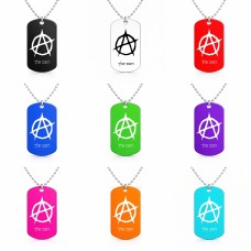 שרשרת דיסקיט מאלומיניום בעיצוב אישי עם השם שלך בעיצוב אנרכיה גודל הדיסקיט 2.9 × 5 ס"מ