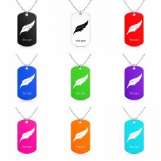 שרשרת דיסקיט מאלומיניום בעיצוב אישי עם השם שלך בעיצוב נוצת נוצה גודל הדיסקיט 2.9 × 5 ס"מ