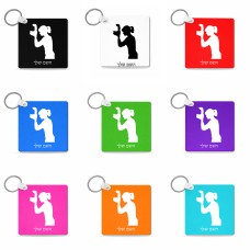 מחזיק מפתחות בצורת ריבוע בעיצוב אישי עם השם שלך בעיצוב צלמת - אישה גודל המחזיק 5 × 5 ס"מ