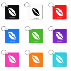 מחזיק מפתחות בצורת ריבוע בעיצוב אישי עם השם שלך בעיצוב שפתיים - נשיקה גודל המחזיק 5 × 5 ס"מ