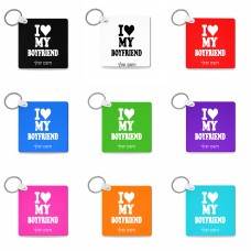 מחזיק מפתחות בצורת ריבוע בעיצוב אישי עם השם שלך בעיצוב אוהבת את החבר שלי גודל המחזיק 5 × 5 ס"מ