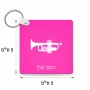 מחזיק מפתחות בצורת ריבוע בעיצוב אישי עם השם שלך בעיצוב חצוצרה גודל המחזיק 5 × 5 ס"מ