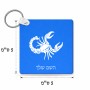 מחזיק מפתחות בצורת ריבוע בעיצוב אישי עם השם שלך בעיצוב מזלות - עקרב גודל המחזיק 5 × 5 ס"מ