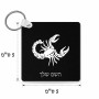 מחזיק מפתחות בצורת ריבוע בעיצוב אישי עם השם שלך בעיצוב מזלות - עקרב גודל המחזיק 5 × 5 ס"מ