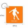 מחזיק מפתחות בצורת ריבוע בעיצוב אישי עם השם שלך בעיצוב שחקן כדורסל גודל המחזיק 5 × 5 ס"מ