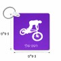 מחזיק מפתחות בצורת ריבוע בעיצוב אישי עם השם שלך בעיצוב רוכב אופניים גודל המחזיק 5 × 5 ס"מ