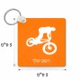 מחזיק מפתחות בצורת ריבוע בעיצוב אישי עם השם שלך בעיצוב רוכב אופניים גודל המחזיק 5 × 5 ס"מ