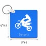 מחזיק מפתחות בצורת ריבוע בעיצוב אישי עם השם שלך בעיצוב מוטוקרוס גודל המחזיק 5 × 5 ס"מ