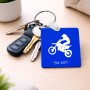 מחזיק מפתחות בצורת ריבוע בעיצוב אישי עם השם שלך בעיצוב מוטוקרוס גודל המחזיק 5 × 5 ס"מ