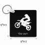 מחזיק מפתחות בצורת ריבוע בעיצוב אישי עם השם שלך בעיצוב מוטוקרוס גודל המחזיק 5 × 5 ס"מ