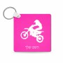 מחזיק מפתחות בצורת ריבוע בעיצוב אישי עם השם שלך בעיצוב מוטוקרוס גודל המחזיק 5 × 5 ס"מ