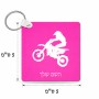 מחזיק מפתחות בצורת ריבוע בעיצוב אישי עם השם שלך בעיצוב מוטוקרוס גודל המחזיק 5 × 5 ס"מ