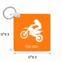 מחזיק מפתחות בצורת ריבוע בעיצוב אישי עם השם שלך בעיצוב מוטוקרוס גודל המחזיק 5 × 5 ס"מ