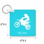 מחזיק מפתחות בצורת ריבוע בעיצוב אישי עם השם שלך בעיצוב מוטוקרוס גודל המחזיק 5 × 5 ס"מ