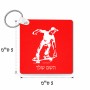 מחזיק מפתחות בצורת ריבוע בעיצוב אישי עם השם שלך בעיצוב ילד סקייטבורד גודל המחזיק 5 × 5 ס"מ