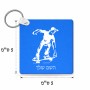 מחזיק מפתחות בצורת ריבוע בעיצוב אישי עם השם שלך בעיצוב ילד סקייטבורד גודל המחזיק 5 × 5 ס"מ