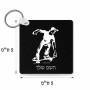 מחזיק מפתחות בצורת ריבוע בעיצוב אישי עם השם שלך בעיצוב ילד סקייטבורד גודל המחזיק 5 × 5 ס"מ