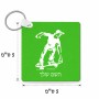 מחזיק מפתחות בצורת ריבוע בעיצוב אישי עם השם שלך בעיצוב ילד סקייטבורד גודל המחזיק 5 × 5 ס"מ
