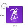 מחזיק מפתחות בצורת ריבוע בעיצוב אישי עם השם שלך בעיצוב ילד סקייטבורד גודל המחזיק 5 × 5 ס"מ