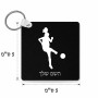 מחזיק מפתחות בצורת ריבוע בעיצוב אישי עם השם שלך בעיצוב שחקנית כדורגל - אישה גודל המחזיק 5 × 5 ס"מ