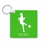 מחזיק מפתחות בצורת ריבוע בעיצוב אישי עם השם שלך בעיצוב שחקנית כדורגל - אישה גודל המחזיק 5 × 5 ס"מ