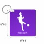 מחזיק מפתחות בצורת ריבוע בעיצוב אישי עם השם שלך בעיצוב שחקנית כדורגל - אישה גודל המחזיק 5 × 5 ס"מ
