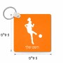 מחזיק מפתחות בצורת ריבוע בעיצוב אישי עם השם שלך בעיצוב שחקנית כדורגל - אישה גודל המחזיק 5 × 5 ס"מ
