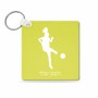 מחזיק מפתחות בצורת ריבוע בעיצוב אישי עם השם שלך בעיצוב שחקנית כדורגל - אישה גודל המחזיק 5 × 5 ס"מ