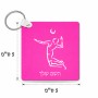 מחזיק מפתחות בצורת ריבוע בעיצוב אישי עם השם שלך בעיצוב שחקן כדורעף גודל המחזיק 5 × 5 ס"מ