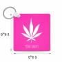 מחזיק מפתחות בצורת ריבוע בעיצוב אישי עם השם שלך בעיצוב עלה מריחואנה - גראס גודל המחזיק 5 × 5 ס"מ