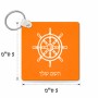 מחזיק מפתחות בצורת ריבוע בעיצוב אישי עם השם שלך בעיצוב הגה - קפטן - ים גודל המחזיק 5 × 5 ס"מ
