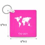 מחזיק מפתחות בצורת ריבוע בעיצוב אישי עם השם שלך בעיצוב מפת העולם גודל המחזיק 5 × 5 ס"מ