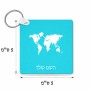 מחזיק מפתחות בצורת ריבוע בעיצוב אישי עם השם שלך בעיצוב מפת העולם גודל המחזיק 5 × 5 ס"מ