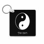 מחזיק מפתחות בצורת ריבוע בעיצוב אישי עם השם שלך בעיצוב סמל יינג יאנג גודל המחזיק 5 × 5 ס"מ